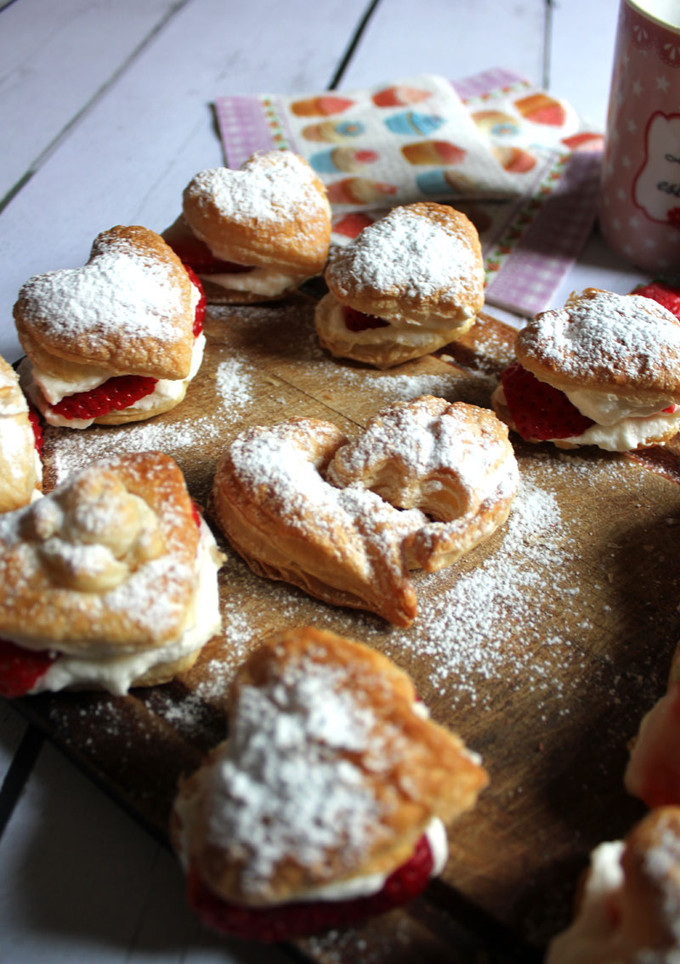 Una foto de Suspiros de corazón de hojaldre rellenos de nata