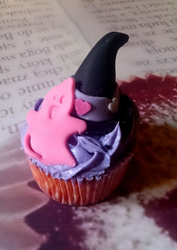 Una foto de Cupcakes de caramelo y mora para Halloween