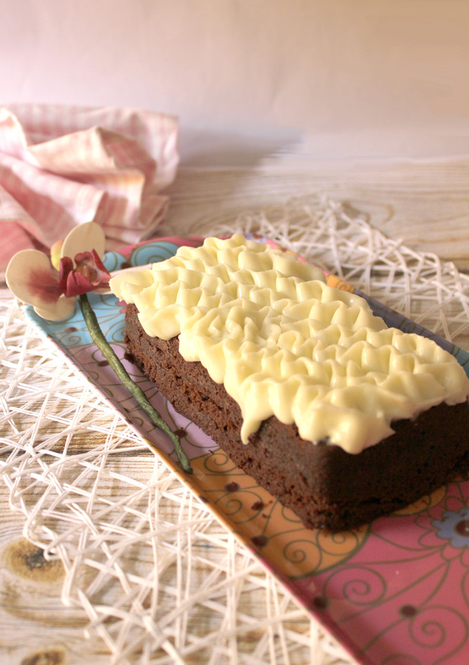 Una foto de Black Cake al microondas