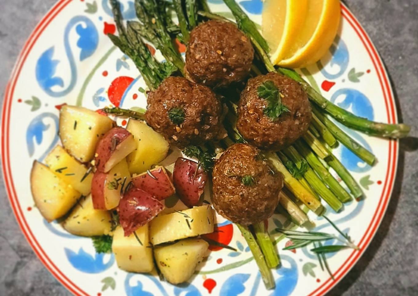 Veal meatballs with baked potatoes and spicy asparagus