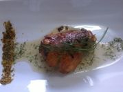 Una foto de pollo con salsa de pistachos