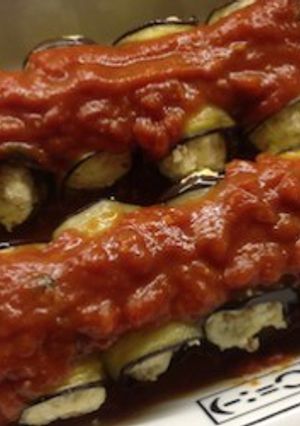 Una foto de Envoltini de berenjena con plátano maduro