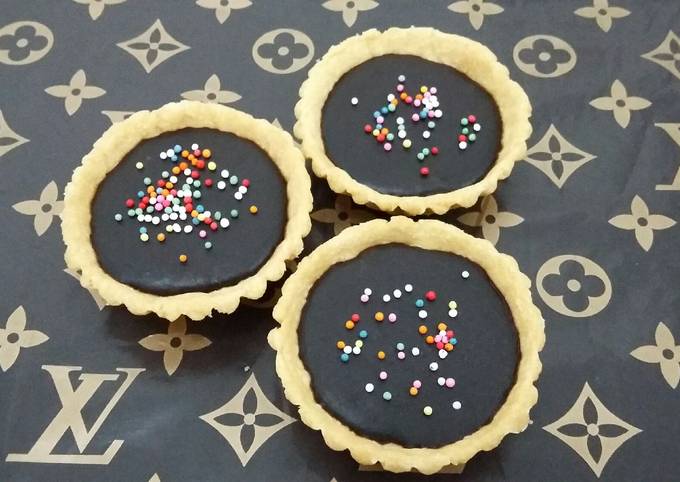 Chocolate Ganache Tart yang sempurna dengan crust renyah dan isian cokelat creamy