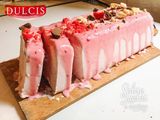 Gelado com molho de framboesa e macarons dulcis
