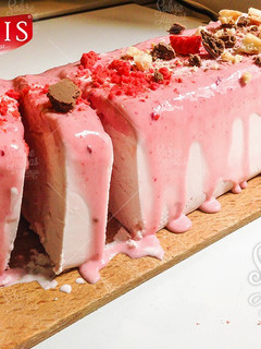 Una foto de Gelado com molho de framboesa e macarons dulcis