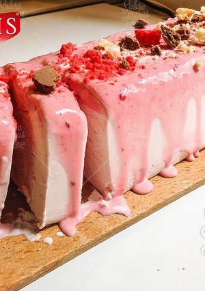 Una foto de Gelado com molho de framboesa e macarons dulcis