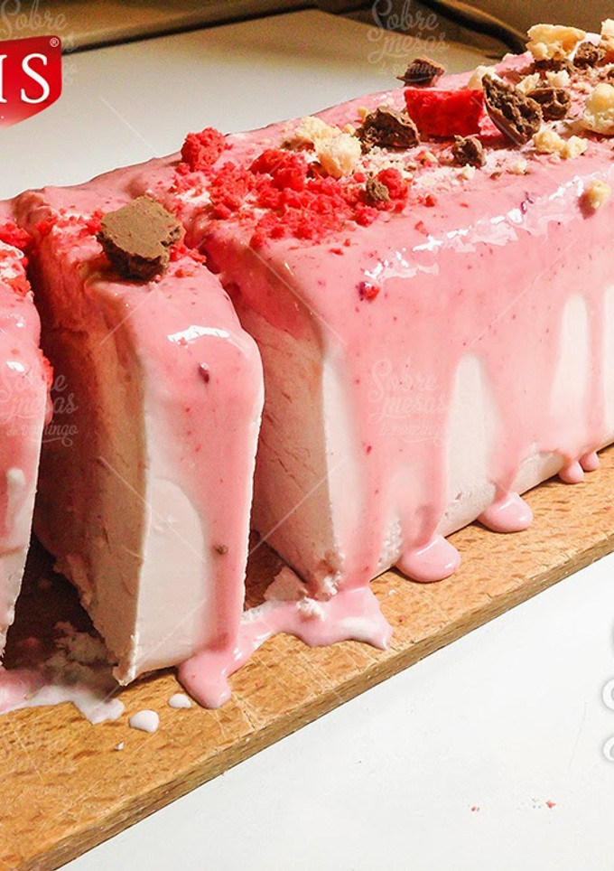 Una foto de Gelado com molho de framboesa e macarons dulcis