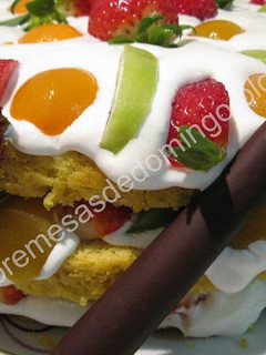 Una foto de Bolo de Frutas e Chantilly