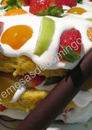 Una foto de Bolo de Frutas e Chantilly