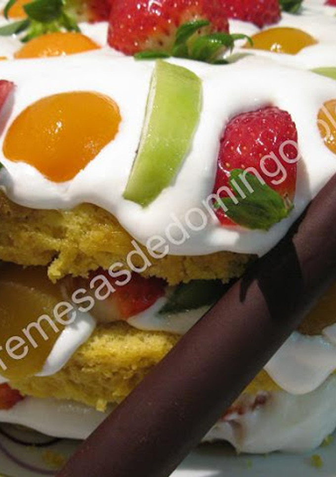 Una foto de Bolo de Frutas e Chantilly
