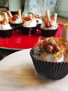 Una foto de Gelado com nozes caramelizadas