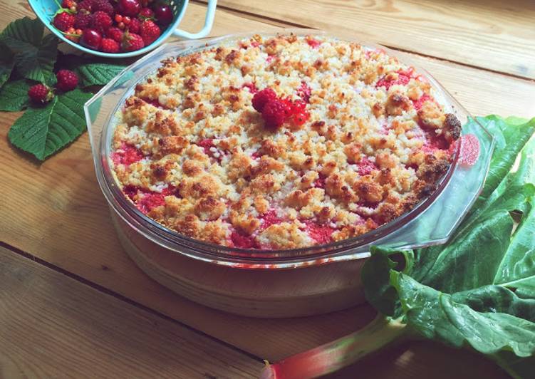 Crumble de Ruibarbo e Frutos Vermelhos com queijo de Cabra