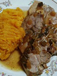 Una foto de Bondiola de cerdo con salsa de mostaza y miel