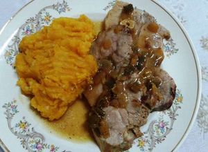 Una foto de Bondiola de cerdo con salsa de mostaza y miel