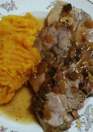 Una foto de Bondiola de cerdo con salsa de mostaza y miel