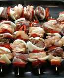 Brochettes de carne vacuna y pollo