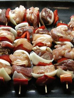 Una foto de Brochettes de carne vacuna y pollo