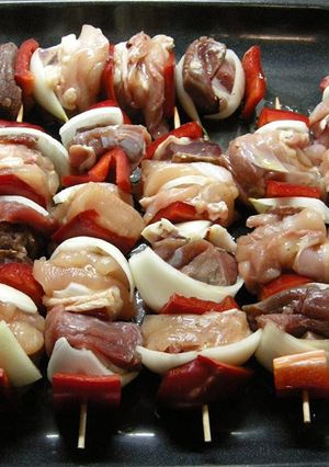 Una foto de Brochettes de carne vacuna y pollo