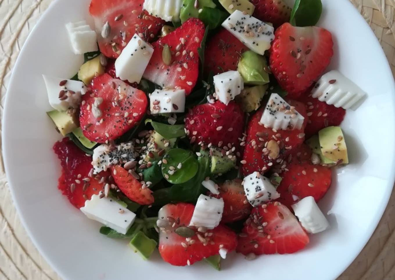 Ensalada de fresas, aguacate y queso fresco