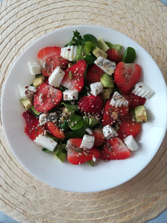 Una foto de Ensalada de fresas, aguacate y queso fresco