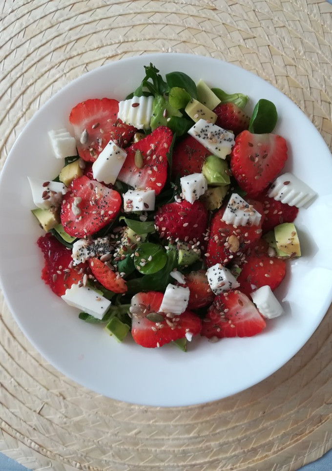 Una foto de Ensalada de fresas, aguacate y queso fresco
