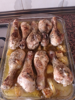 Una foto de Pollo asado con patatas y Manzana