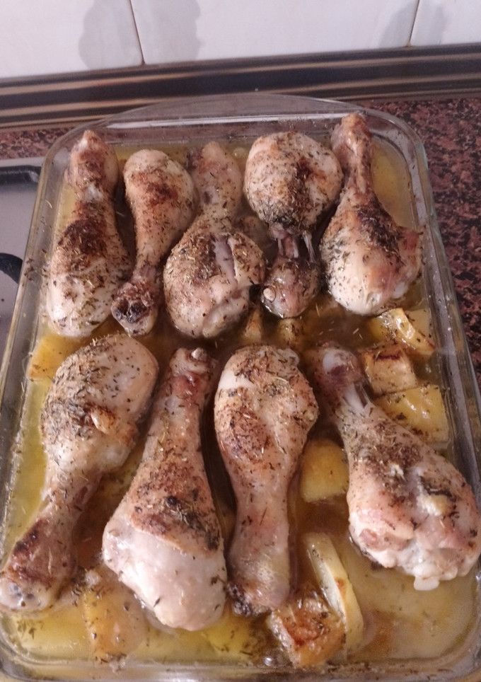 Una foto de Pollo asado con patatas y Manzana