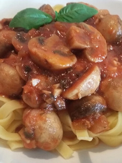 Una foto de Tallarines con champiñones en salsa
