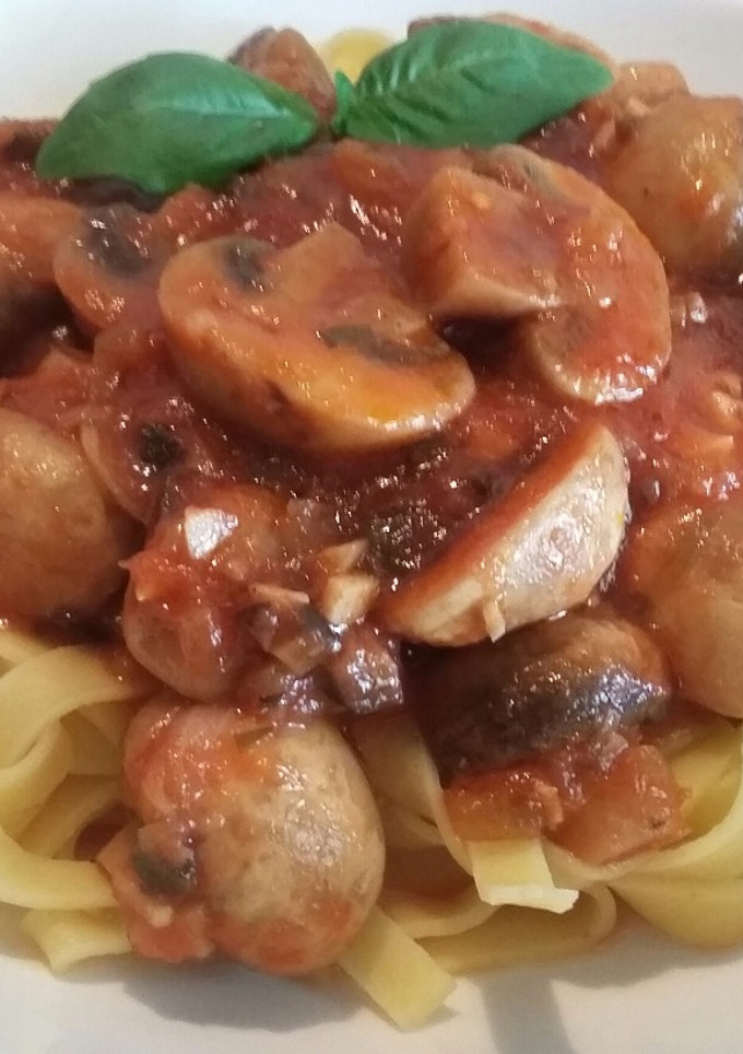 Una foto de Tallarines con champiñones en salsa