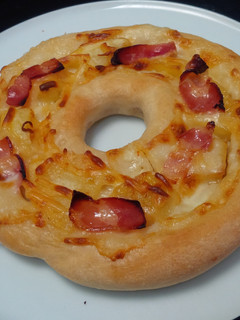 Una foto de Pizza con nata, patatas fritas y bacon