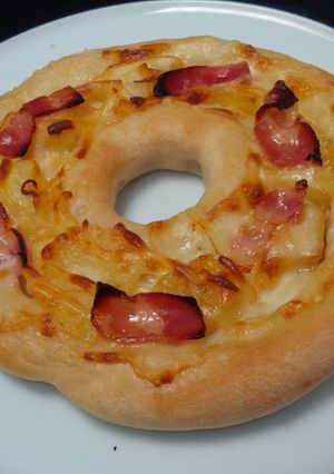 Una foto de Pizza con nata, patatas fritas y bacon
