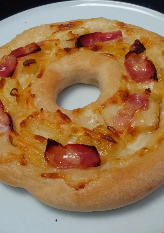 Una foto de Pizza con nata, patatas fritas y bacon