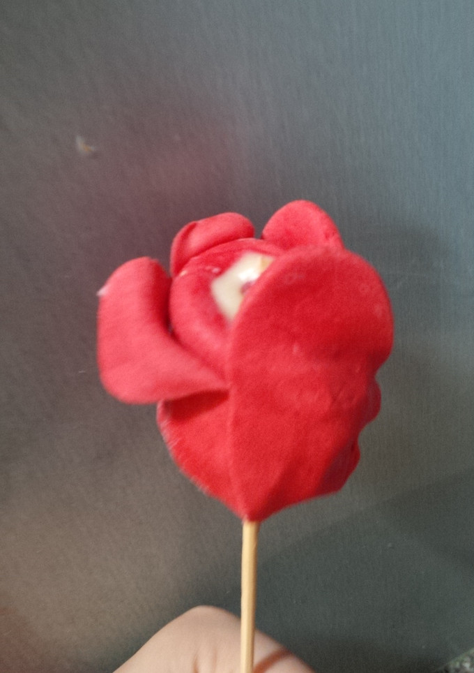 Una foto de Rosas de fondant, chocolate y fresas