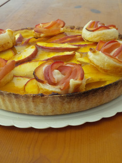 Una foto de Tarta de manzana con rosas de hojaldre