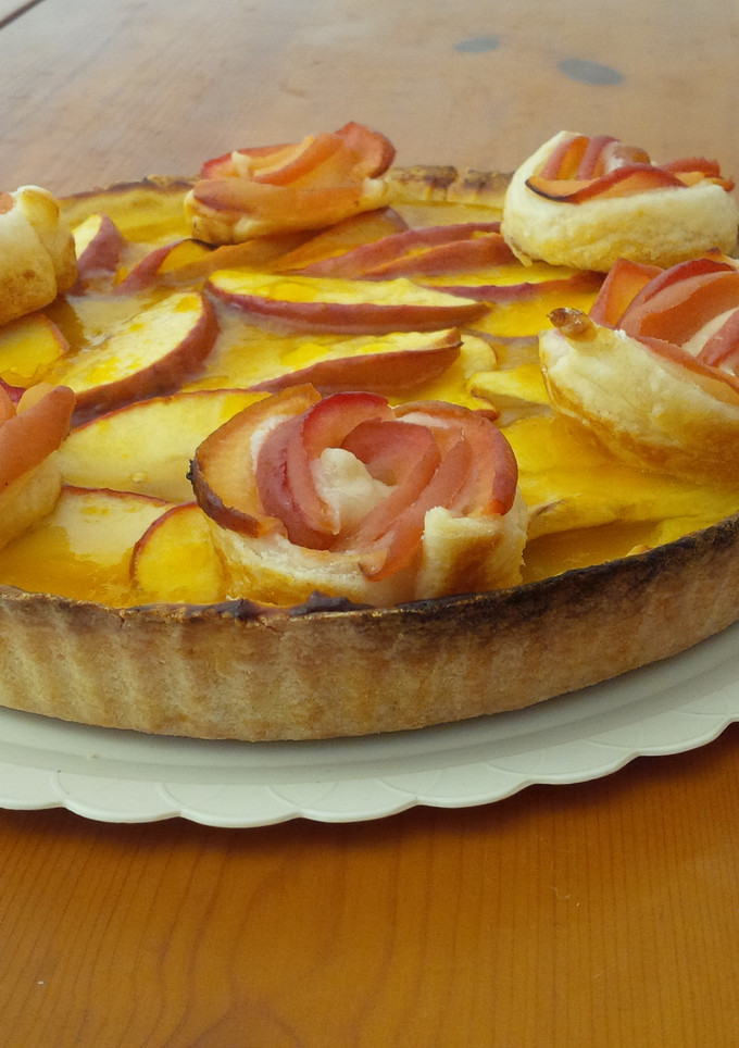 Una foto de Tarta de manzana con rosas de hojaldre