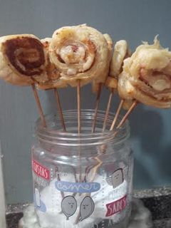 Una foto de Piruletas de hojaldre, jamón y queso