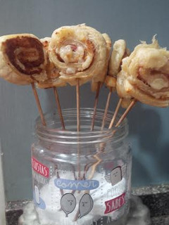 Una foto de Piruletas de hojaldre, jamón y queso