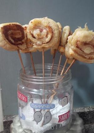 Una foto de Piruletas de hojaldre, jamón y queso