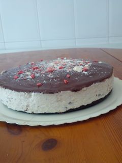 Una foto de Tarta de stracciatella con virutas de chocolate