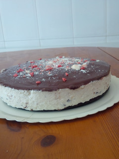 Una foto de Tarta de stracciatella con virutas de chocolate