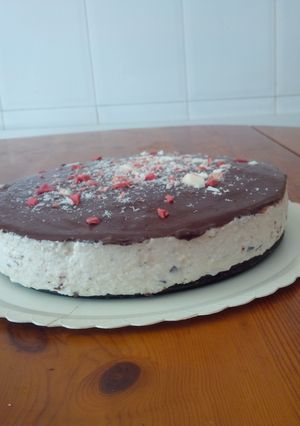 Una foto de Tarta de stracciatella con virutas de chocolate