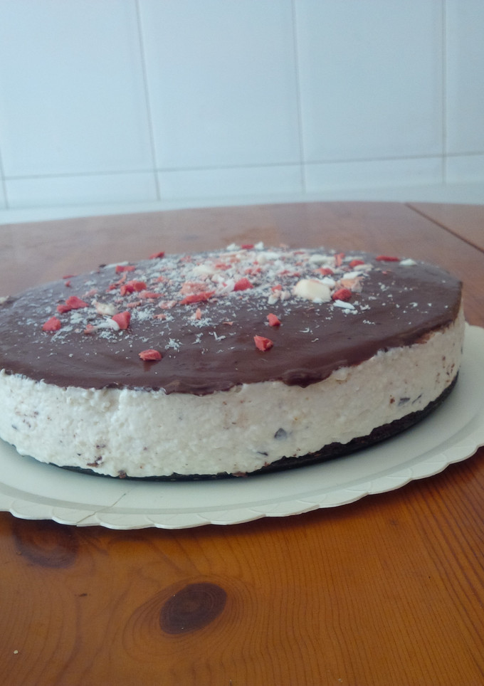 Una foto de Tarta de stracciatella con virutas de chocolate