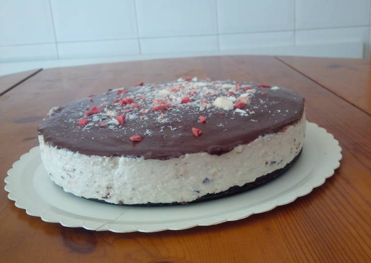 Tarta de stracciatella con virutas de chocolate