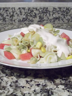 Una foto de Ensalada de pasta con piña y sandía
