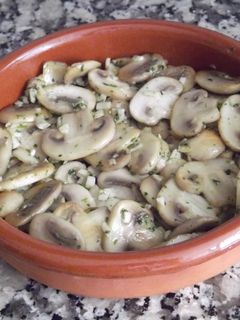 Una foto de Champiñones con ajo y perejil