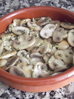 Una foto de Champiñones con ajo y perejil