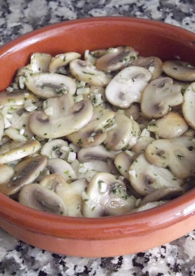 Una foto de Champiñones con ajo y perejil