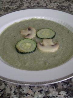 Una foto de Crema de calabacín y champiñones