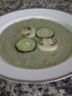 Una foto de Crema de calabacín y champiñones