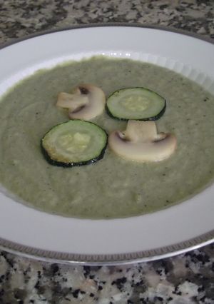 Una foto de Crema de calabacín y champiñones